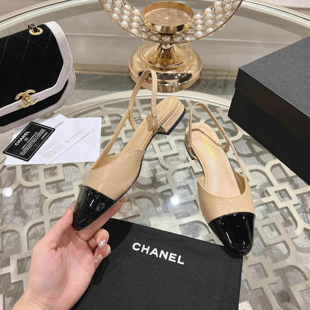 👟👟Ex-factory price 540👟👟 CHANEL Xiangjia 24vs spring and summer new fashion sandals series... Chanel is a very comprehensive noble fashion lifestyle brand. The same models are sold by major fashion bloggers and celebrities in Hong Kong, the United States, and other countries. They are simply beautiful. I fall in love with elegance and the playful sense of the future. I want to own them right away just by looking at them. But you can really think about a pair of exquisite high heels. This series is specially designed for extraordinary and indifferent ladies to create a unique overall effect. CHANEL designs products that inspire women to move forward and highlight their charm... 1️⃣Material: Original customized patent leather + imported sheepskin 2️⃣Inner lining: Original customized imported sheepskin 3️⃣Feet: Original customized imported sheepskin 4️⃣Outsole: Genuine leather sole imported from Italy 5️⃣Heel height: 2.5cm/6.5cm/9cm 6️⃣Number: 34-43 (34.40.41.42.43 customization is not returnable) 7️⃣Packaging: The latest and exquisite full set of packaging at the counter